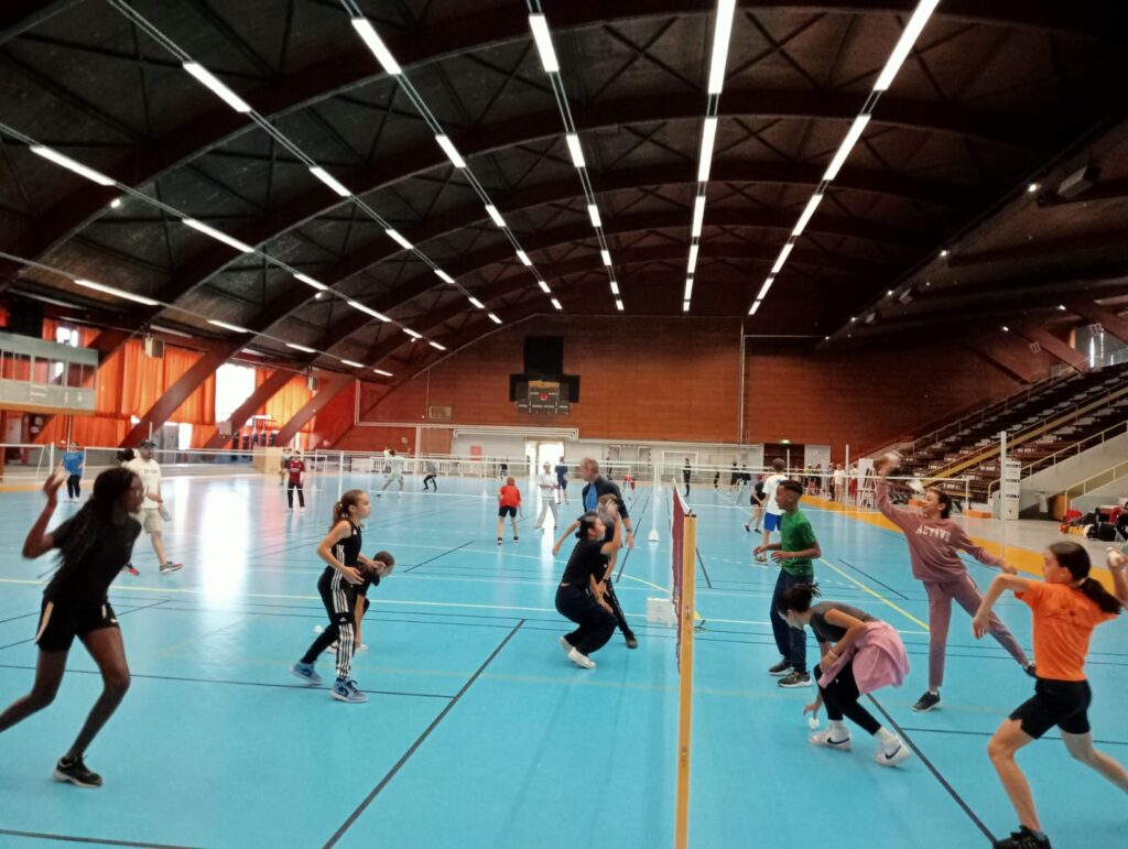 Elèves se testant au badminton dans la Halle Clémenceau